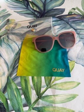 Quay Coffee Run Mini polarized- Pink   Case and cleaning cloth included.